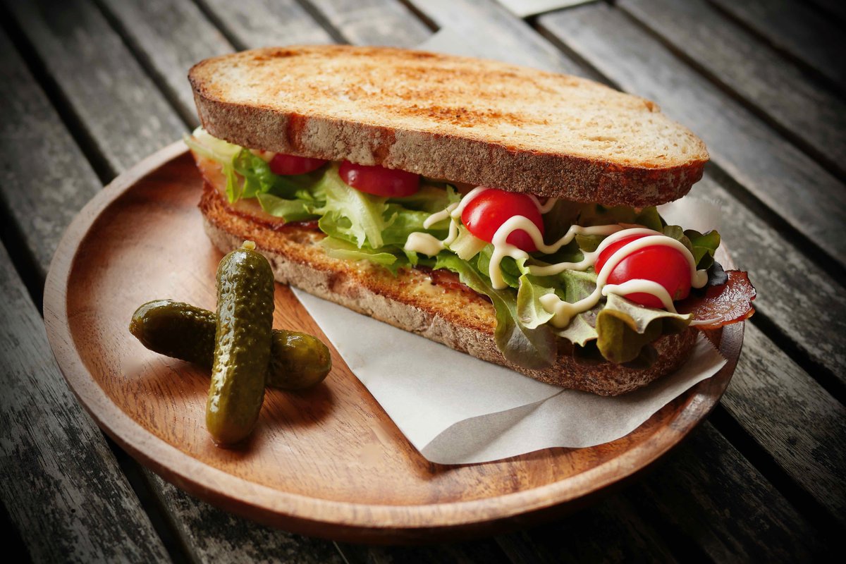 DrYamanouchi's tweet photo. 今日のお昼はサンドイッチ🥪
wifeの作るBLTはMAILLEのディジョネーズが
バ~ッチリ効いてて最高よ👍
(ブラジルNo.2 イタリアンローストのアイスコーヒーとの
相性もバッチリ!)
#お昼ご飯 #サンドイッチ
#ベランダ菜園 #ミニトマト
#BLT #MAILLE #アイスコーヒー
#VANCOFFEE
#写真で伝えたい私の世界 https://t.co/hSMAEWc3Pr