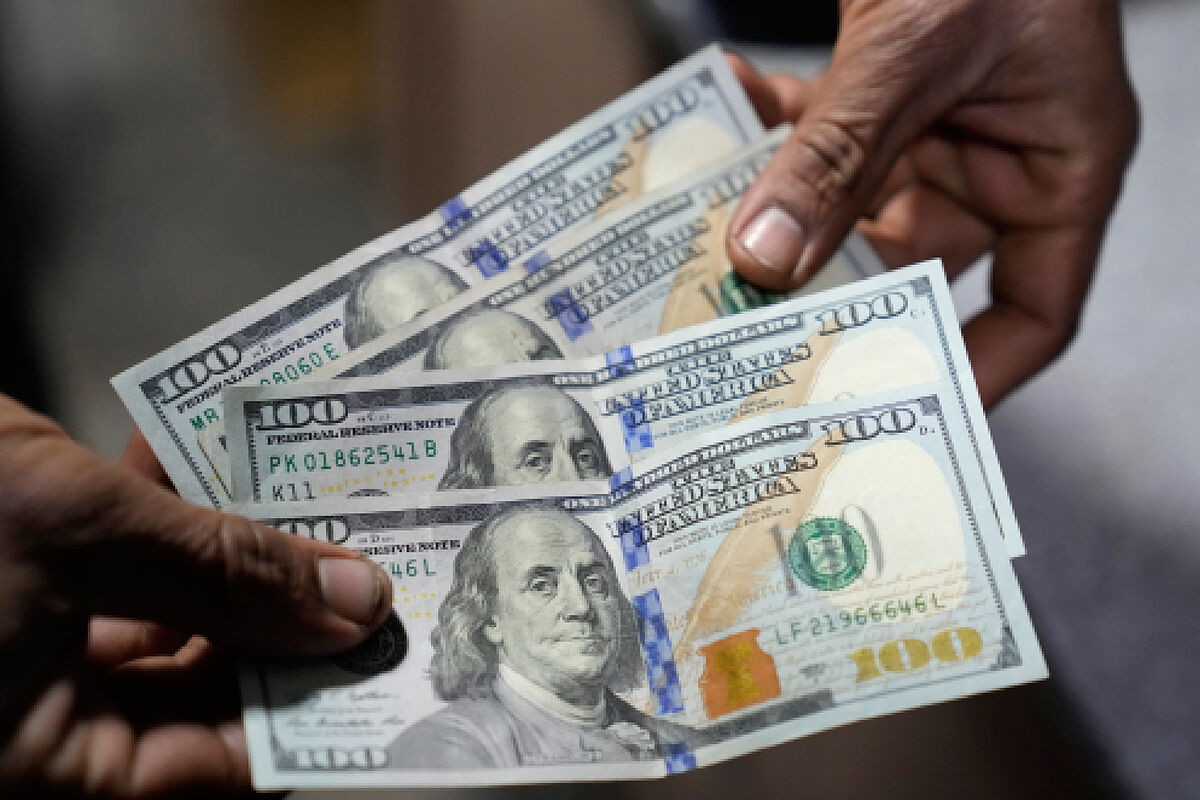 ComunidadQR's tweet photo. El #TipoDeCambio del dólar hoy 15 de agosto es a la compra en $16.73 mxn y a la venta en $17.42 mxn por unidad. https://t.co/oQzWDQamgW