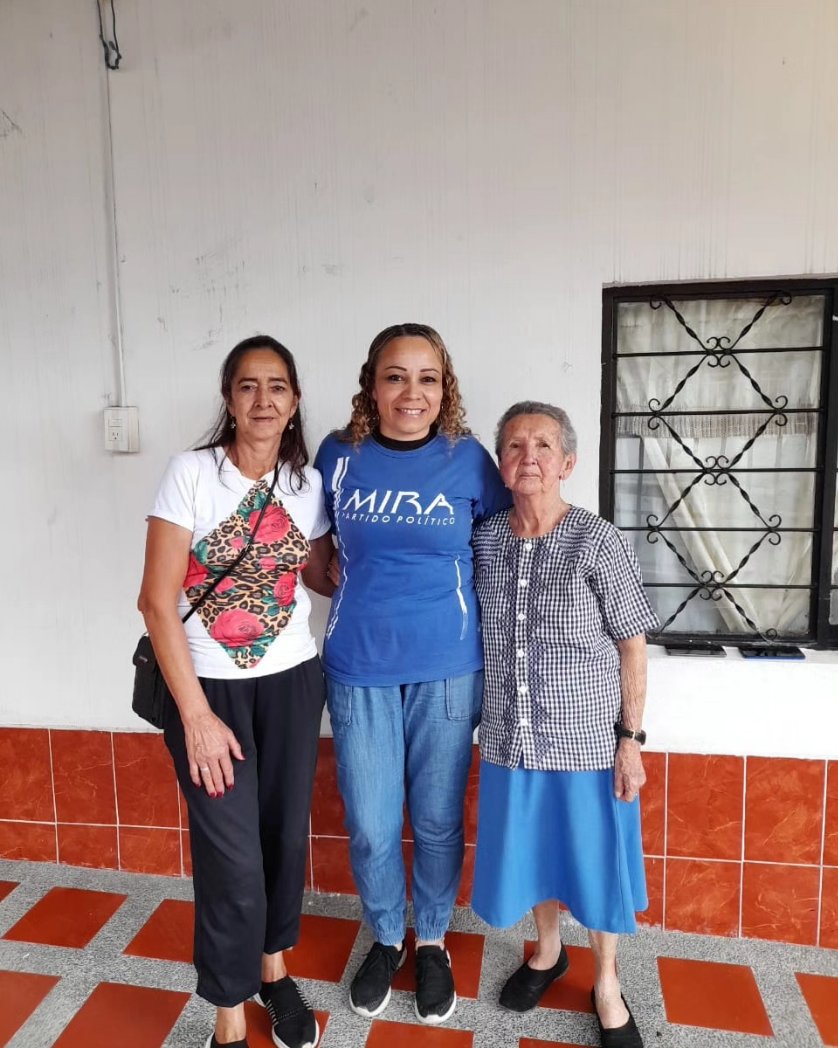 DianaLuciaAria3's tweet photo. 📣 Compartimos una tarde inolvidable con nuestros adultos mayores, llena de risas, juegos y mucha diversión. Gracias por enseñarnos que la edad no es un límite para disfrutar de la vida.🧓🏻💙 https://t.co/lCad87jDGw