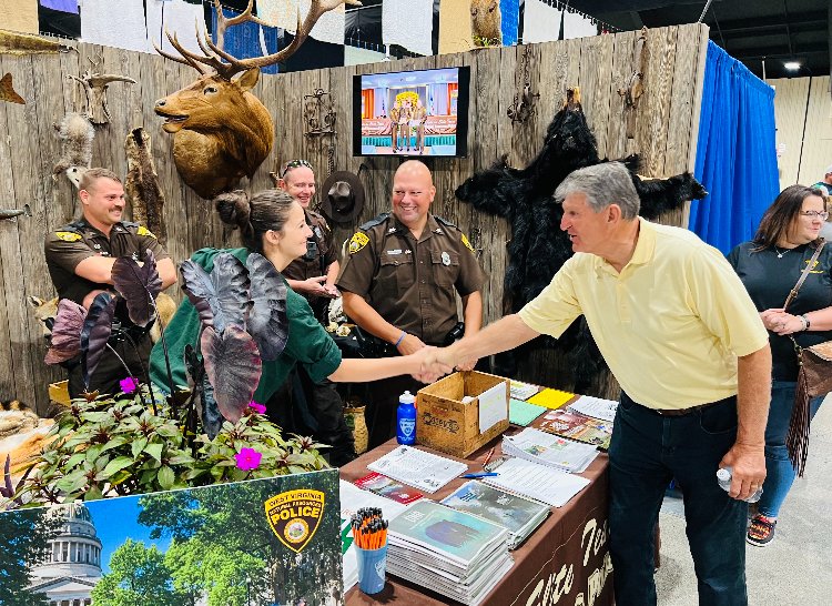 Sen_JoeManchin's tweet image. The State Fair of West Virginia is one of my favorite traditions where we showcase the very best of the Mountain State. It was great to see everyone come together yesterday to celebrate West Virginia’s agricultural, culinary and creative talents.