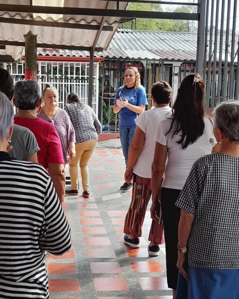 DianaLuciaAria3's tweet photo. 📣 Compartimos una tarde inolvidable con nuestros adultos mayores, llena de risas, juegos y mucha diversión. Gracias por enseñarnos que la edad no es un límite para disfrutar de la vida.🧓🏻💙 https://t.co/lCad87jDGw