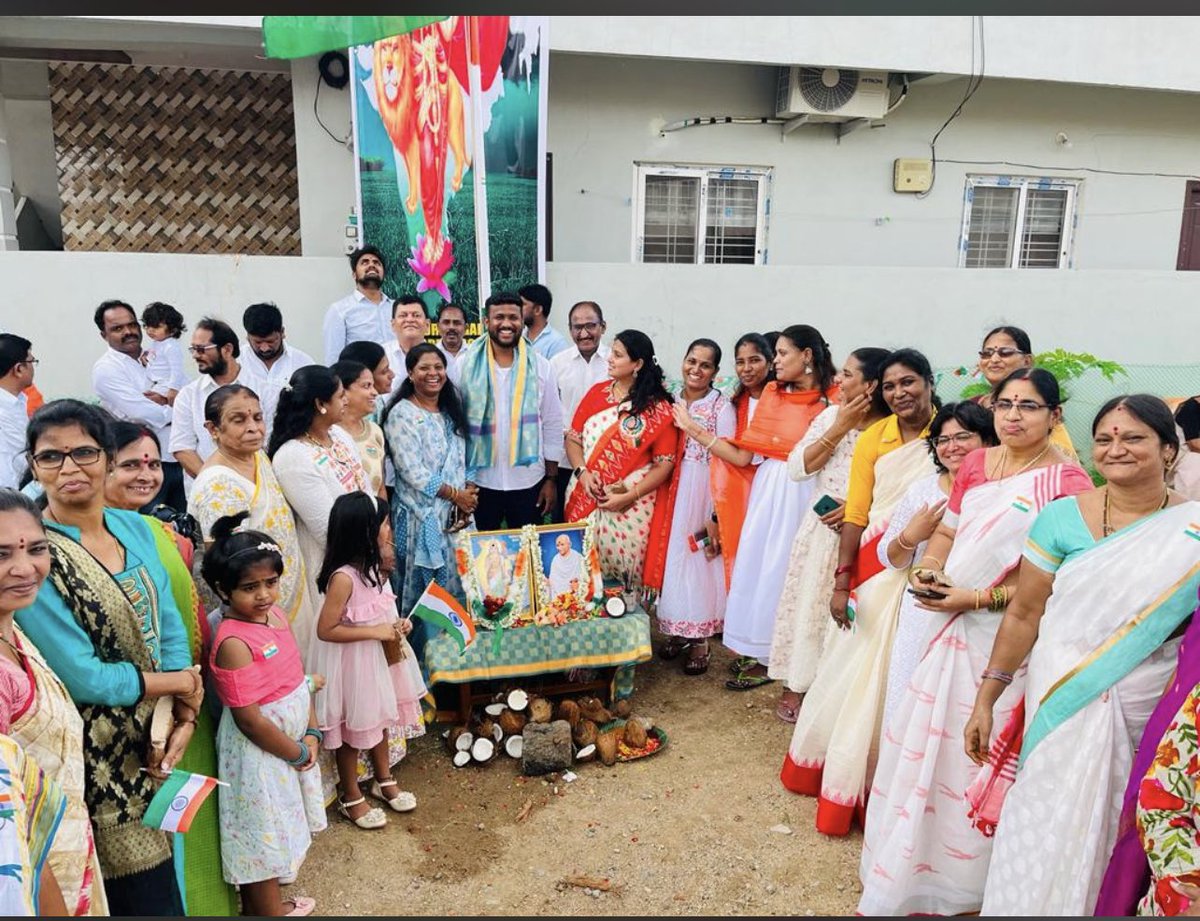 PVasupathi's tweet photo. May the colours of our flag🇮🇳always remind us of the sacrifices that have been &amp;the unity that binds us🇮🇳 https://t.co/22anEfh7ct