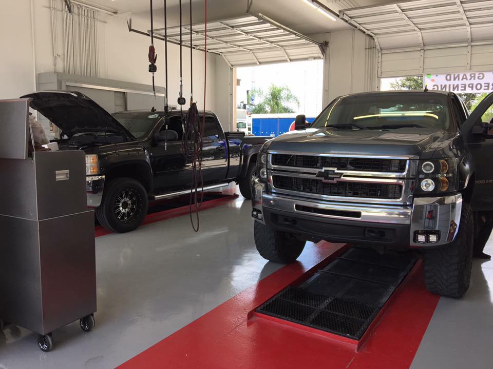 elitecrete's tweet image. BEFORE &amp;amp; AFTER - Oil change center had their old &amp;amp; failing "epoxy paint" floor repaired &amp;amp; restored with a new, ultra-durable HERMETIC™ Neat protective floor coating.

#DurableFlooring #industrialflooring #automobileservices #oilchangeservice #chemicalresistant #elitecrete