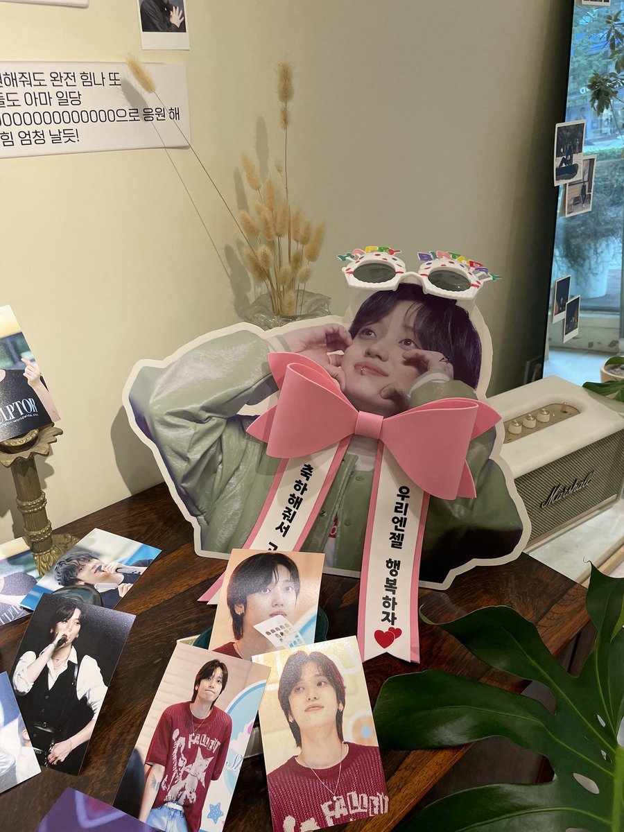 온통 니엘이 세상
포토존과 폴라로이드이벤트까지 완벽
시골쥐는 행복했습니당🐭🥹🌹

#스물아홉번째_여름날의_깜고에게_하얀장미를 
#안다니엘 #니엘 #NIEL
<a href="/HBD_ROSE_NIEL/">𝗧𝗛𝗘 𝗥𝗢𝗦𝗘, 𝗡𝗜𝗘𝗟</a>
<a href="/an_sunbeam/">안햇살(rest)</a>