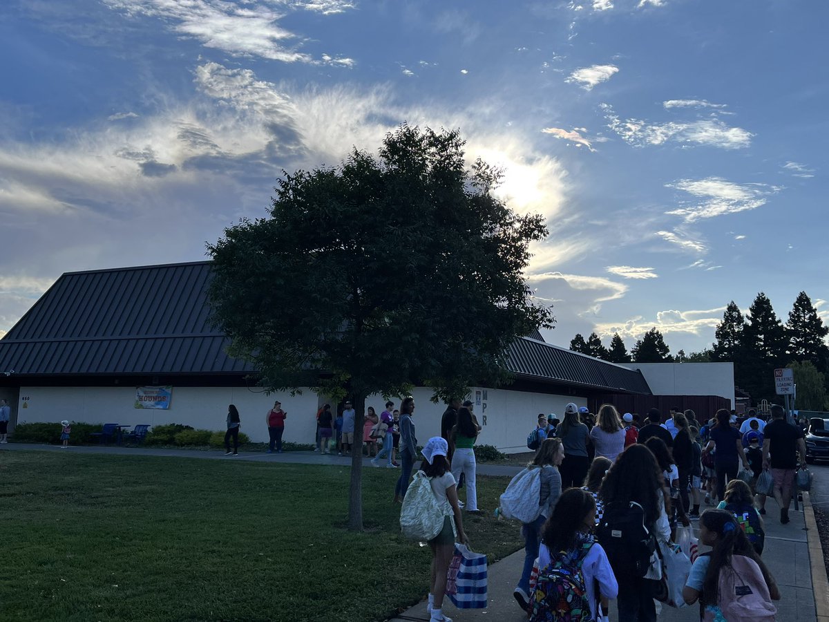 MrFoldvary's tweet photo. Eager @HendersonHounds 🐾 up bright and early on the #FirstDayOfSchool as our supremely supportive PTG greets and caffeinates ☕️ our adult Hounds! We’re off to a great start for a stellar 23-24 school year at Joe Henderson! 🧡 https://t.co/iCvaPczNlm
