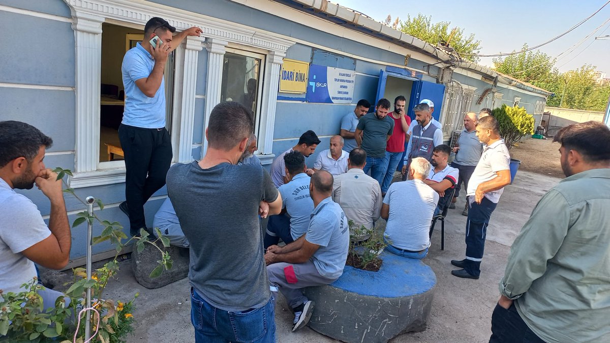 ErcanKA211972's tweet photo. Bu sabah Sur belediyesi personel A.Ş Temizlik işleri müdürlüğünde çalışan üyelerimizi ziyaret ederek hasbihal ettik. https://t.co/8UJrlNsCHV