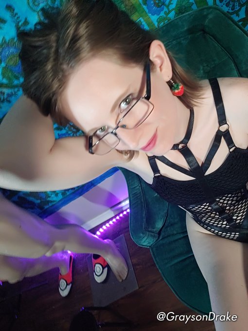 Grayson Drake 💸 Thot Criminal - Screw dinner or concert tickets, which one of you wants to buy me Baldur's Gate 3? https://t.co/G956ECuFae