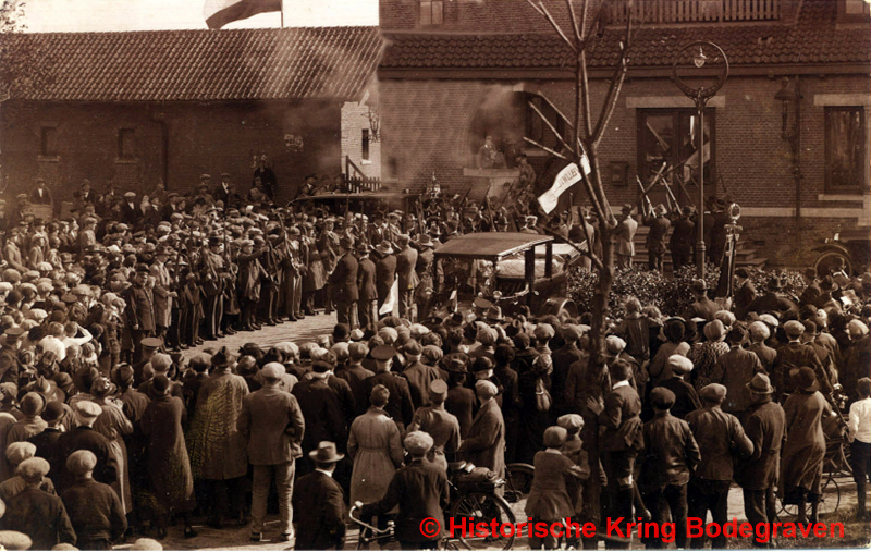 HistBodegr's tweet image. Een nieuwe #burgemeester...dat was nogal wat in #1925. De aankomst  van  nieuwe burgemeester Van Dobben de Bruijn in 1925. Zo te zien liep het halve dorp uit.
Wat nu een formaliteit is, was toen een hele happening!
U ziet het NS Station op de achtergrond. #Bodegraven