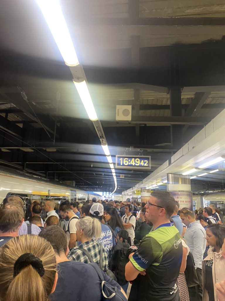 MegTurner_'s tweet photo. Another prime example of @LNRailway  excellent service…wonder how many people won’t able to board this train and it’s meant to leave in 4 minutes… https://t.co/gNN6sXMqqV