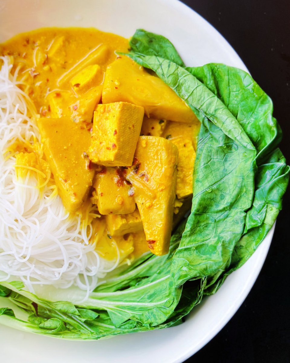 Young jackfruit, tofu curry with steamed bok choy and rice vermicelli 🌿🥬🌿 #lowfodmap #glutenfree #saltfree #menierediet