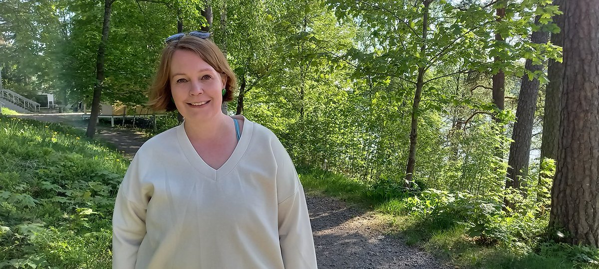 Hoivatiellä palveluesimiehenä Tampereella työskentelevän Nina Hämäläisen vastuualueelle kuuluu Tampereen avopalveluiden yksiköitä sekä tukiasumisen yksikkö Pirkanmaan seudulla.
– Olen ihmistyön tekijä ja nautin ihmisten kohtaamisesta. hoivatie.fi/fi/tarinoita_h… #hoivatie <a href="/DiakAmk/">Diakonia-amk</a>