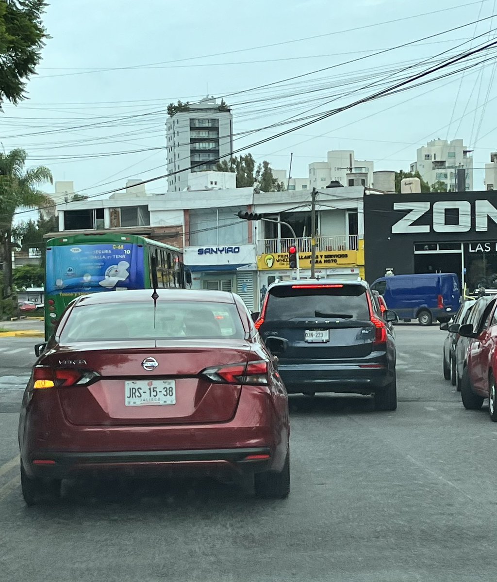 Un clásico de nuestro transporte público: pasarse el alto en sentido contrario, excelente servicio <a href="/TransporteJal/">Secretaría de Transporte Jalisco</a>