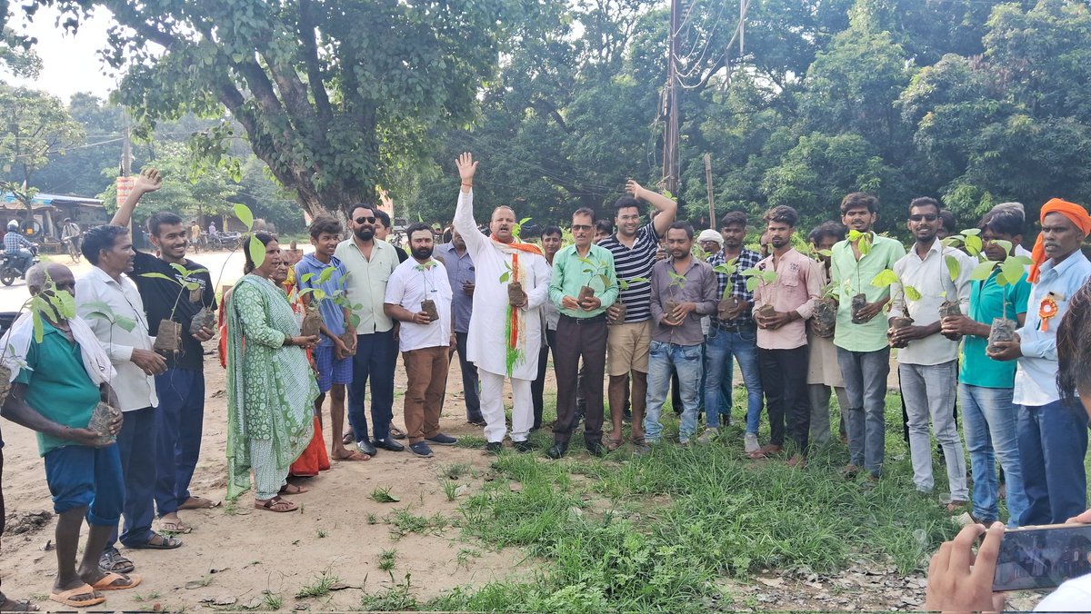 NageshwarG4770's tweet photo. There is a resolution to plant crores of trees.Tree plantation is going on 🌱
We stand against global warming 
#environment #SaveTreesSaveEarth 
#Globalwarming #sonusood 
@SonuSood @Sonusoodfounda1 
@aajtak @AndreaTEdwards @BilliontreesE @BilliontreesE @carlosml @CMRubinWorld https://t.co/8BSSDT6QAM