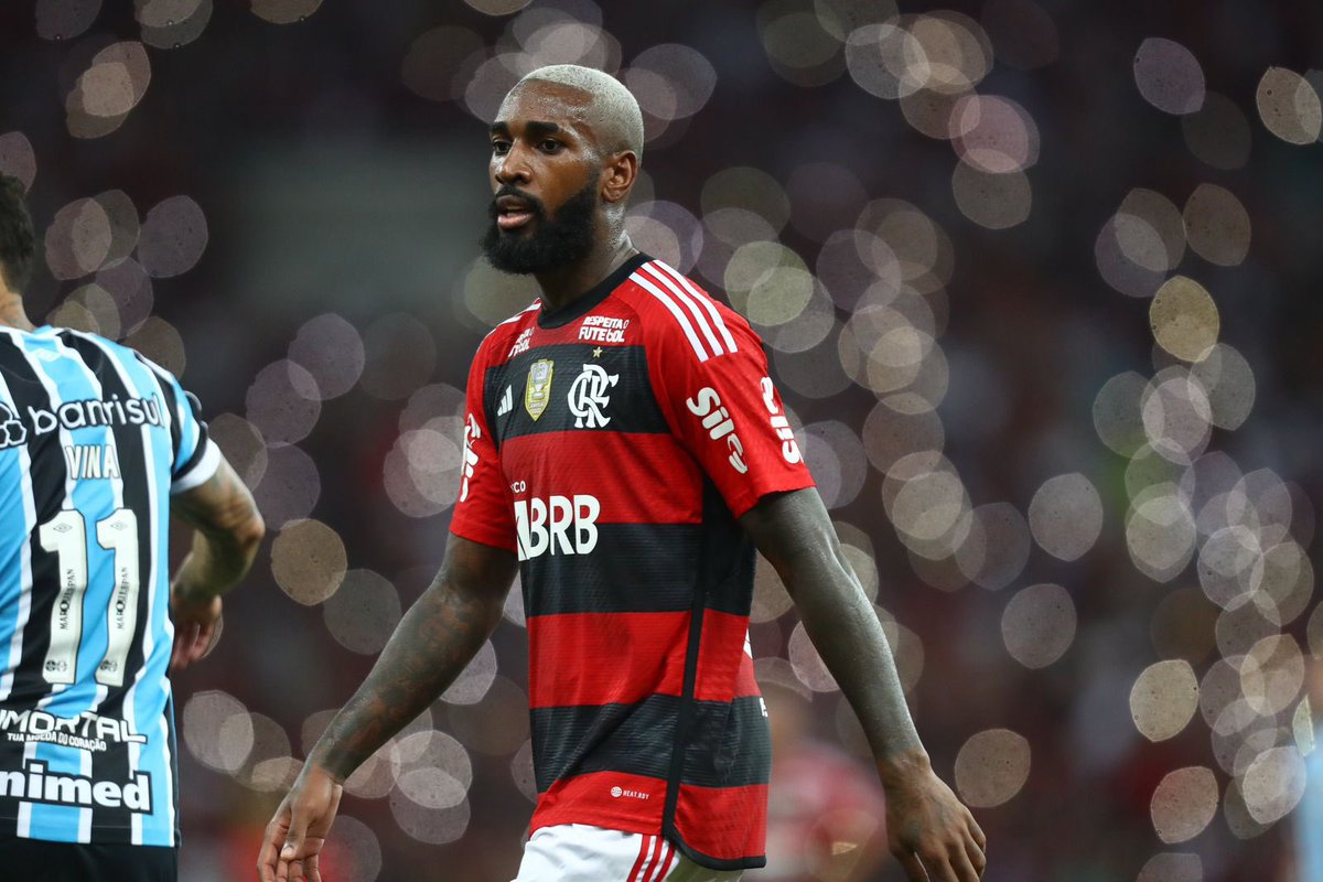 futebol_info's tweet photo. ⚠️ O início da briga entre Varela e Gerson começou com o uruguaio partindo para cima e tentando acertar o volante, que se esquivou e retrucou com vários socos.

De imediato, ninguém tentou separar, mas depois alguns atletas apareceram para apaziguar a situação.

Varela ficou muito machucado e tem suspeita de fratura no nariz.

Ambos os jogadores serão multados pela diretoria do Flamengo.

🗞 @geglobo | @cahemota 
📸 Gilvan de Souza/Flamengo