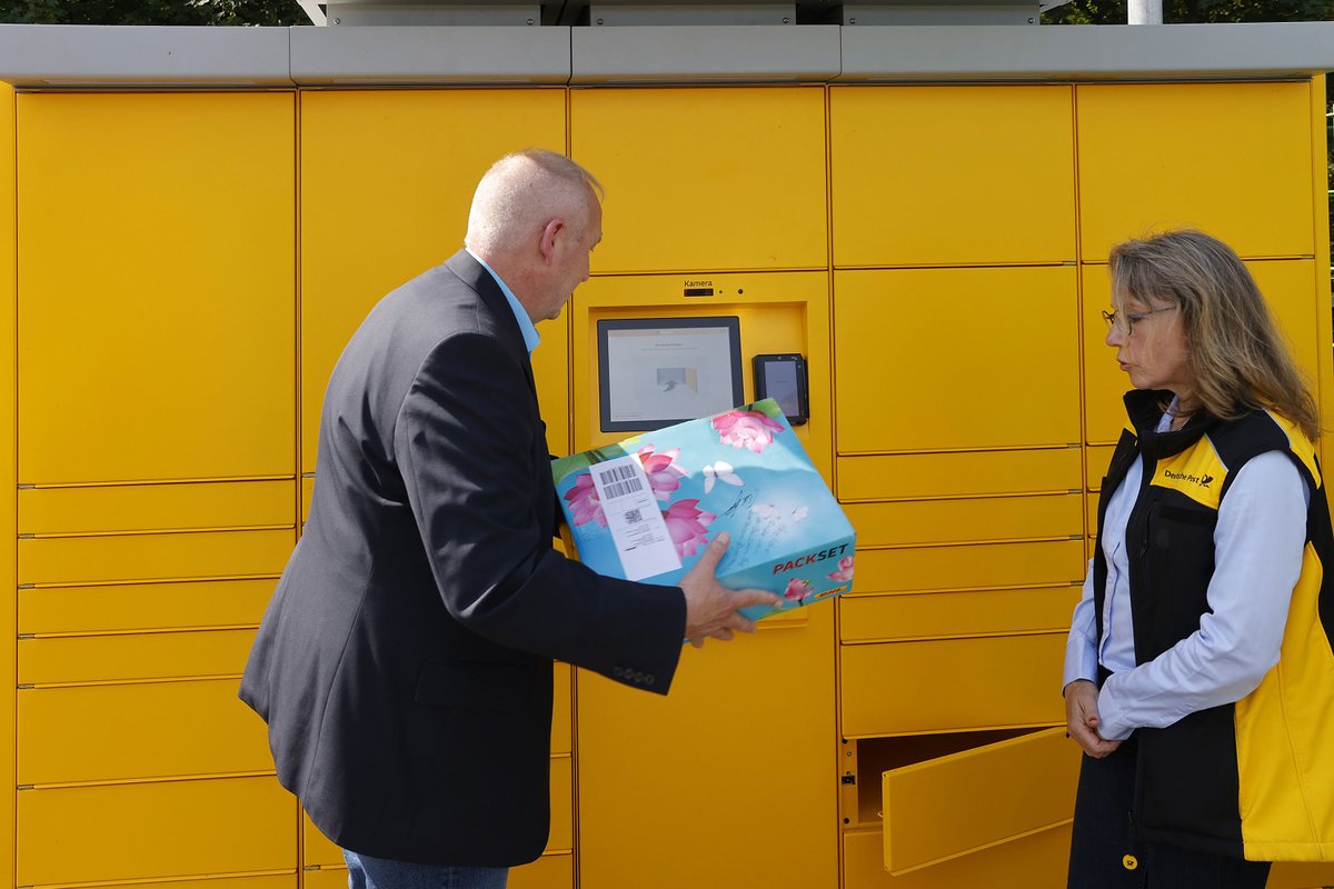 dpdhl_fra's tweet photo. Neue Poststation von @DeutschePostDHL in #Hatzfeld #Eder im Landkreis @WAFKB eingeweiht: Bürgermeister Dirk Junker & Gabriele Schulz, regionale Politikbeauftragte der Post präsentieren umfangreiche Funktionen der #Poststation am Raiffeisen-Markt in der Edertalstraße 8b. (AB) https://t.co/ORaxsyRVW3