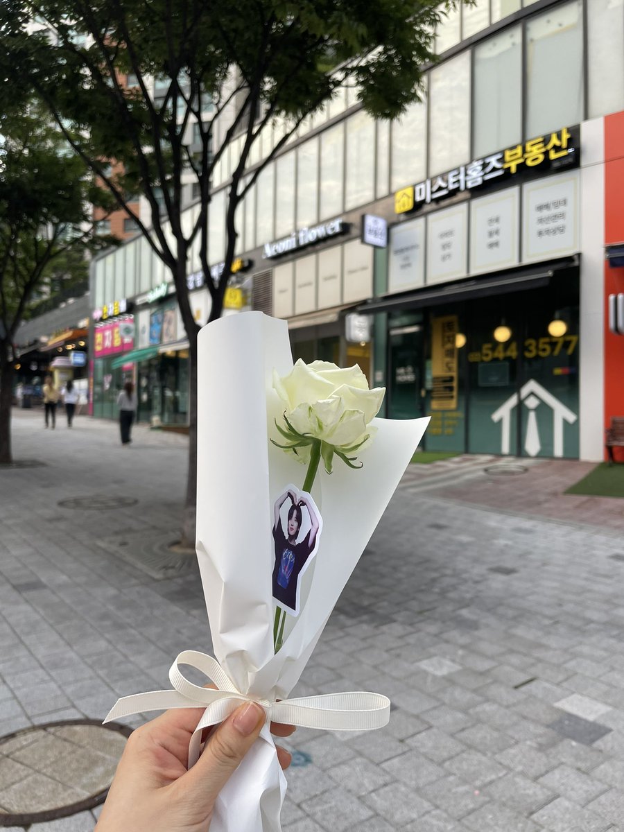 당분간은 
#니엘 #NIEL 팬미팅과
생일카페와 플라워샵의 감동으로 살아갈 예정
#안다니엘 과 관련된건 행복하지 않은게 없다
💜🌹🤍😇🖤
#니엘과_8월의_포애버영 
#스물아홉번째_여름날의_깜고에게_하얀장미를