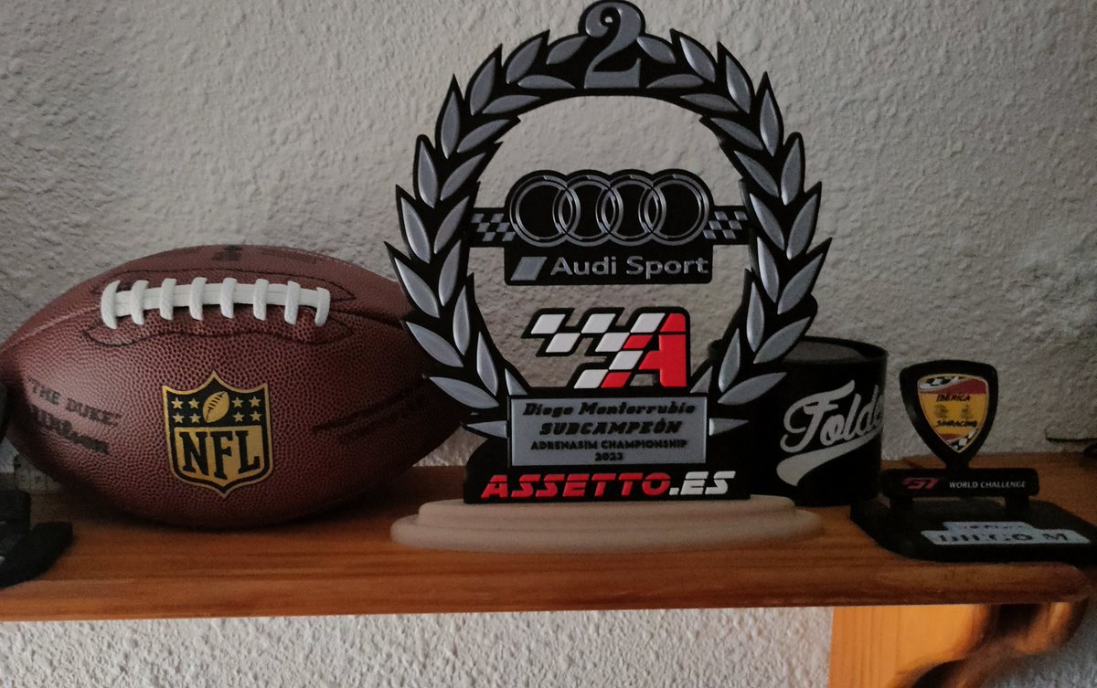 Assetto_es's tweet image. 🔴 Nuestro compañero de assetto.es Diego Monterrubio  ( @Diemon04 ) nos enseña el trofeo que se ha ganado a pulso en el  campeonato de @AdrenaSim 

Esperamos que te guste y suerte para conseguir más!

@AC_assettocorsa