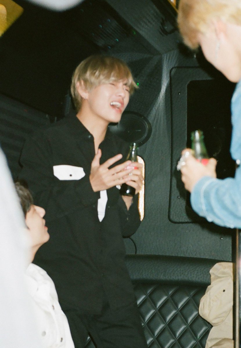 was looking endearingly at taehyung in this pic until I noticed jungkook.. and then I started sobbing