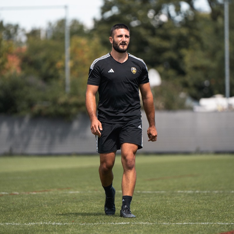 staderochelais's tweet photo. 🕶 À 5 jours de Montpellier, pas de repos pour nos Jaune et Noir en ce 15 août !

#MHRSR | #Top14 | #FievreSR