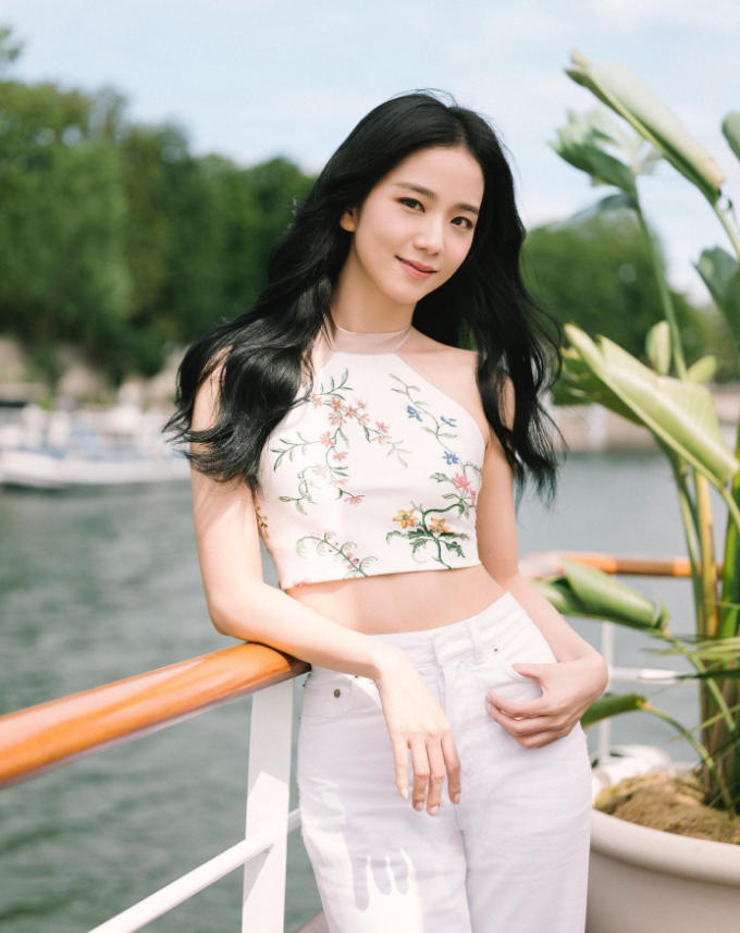 AboutMusicYT's tweet photo. BLACKPINK's Jisoo stuns for Dior. https://t.co/T2ihEyDbwk