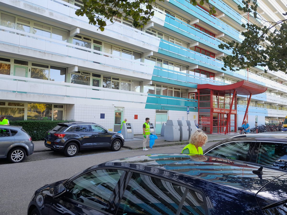 Met een aantal bewoners van de flat aan de van Leeuwenhoeklaan zwerfvuil ruimen. Super, maar we zijn gezamelijk verantwoordelijk voor onze leefomgeving, gooi geen vuil op straat dan hoeft het ook niet opgeruimd te worden.