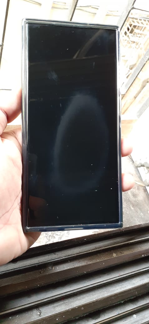 badak1234's tweet photo. Pathetic Quality and service from @SamsungMobile @SamsungIndia 
@SamsungMobileUS 
I bought  S23 Ultra for 1.4 lac rupees. It's just 7 days and there is screen issue thr is white ring on display
Samsung is not ready to replace mobile as it's not in there policy for premium cstmrs https://t.co/btvH11xq84