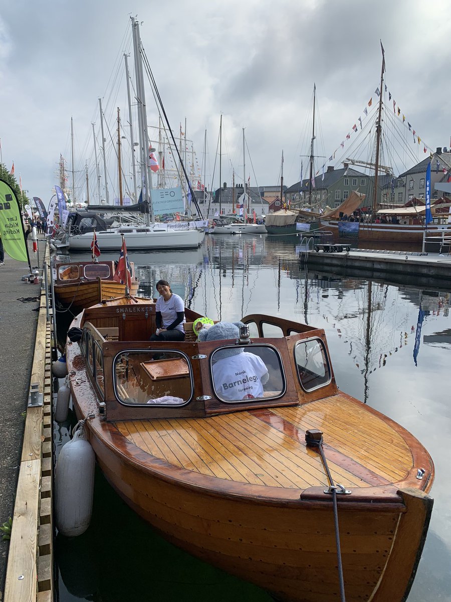 Vi på #Arendalsuka! Dere finner oss i denne snekka innerst i Pollen.