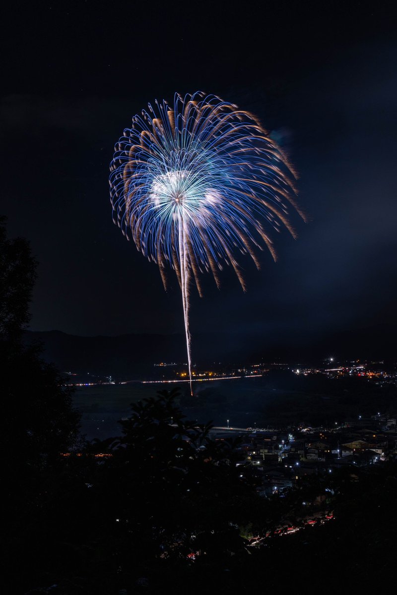 tkcanon_5d4's tweet photo. 令和5年度 水郷大江夏まつり灯ろう流し花火大会

二尺玉の大きさと音圧とても心地いい

#水郷大江夏まつり灯ろう流し花火大会
#大江町
#花火
#fireworks 
#yamagata https://t.co/xJadRpjZNS