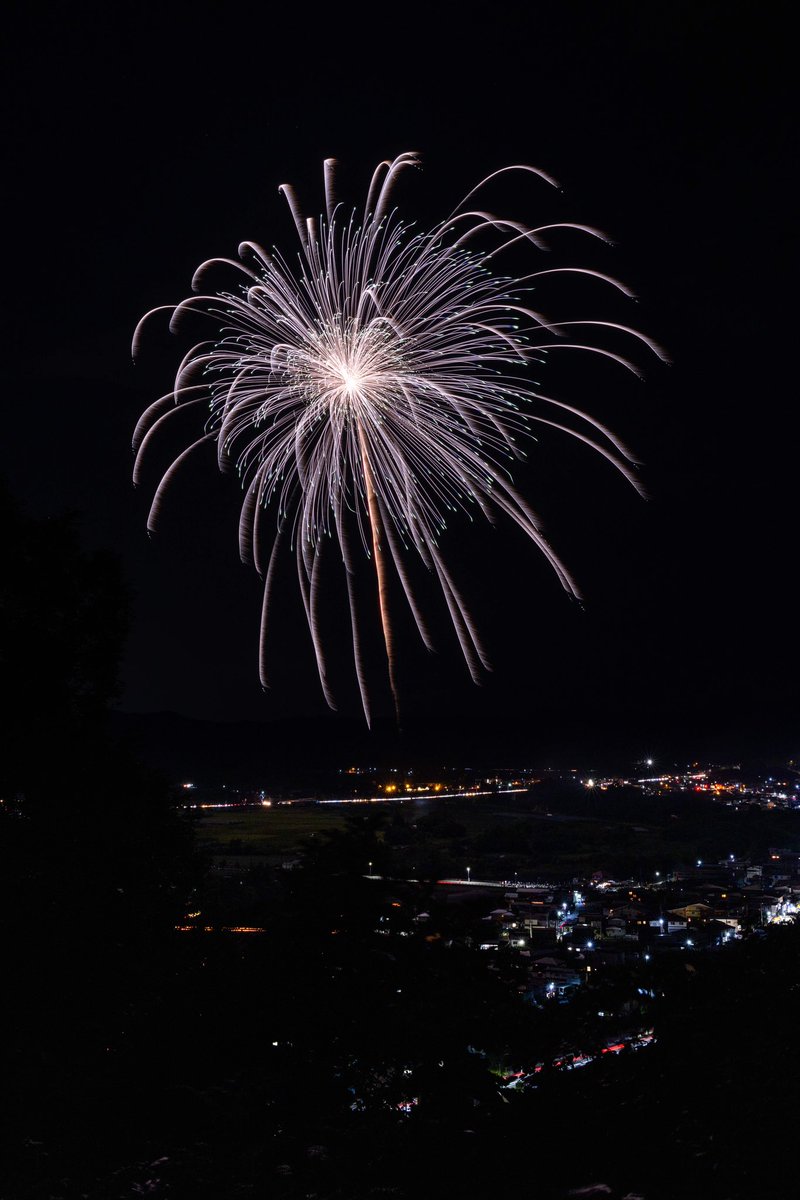 tkcanon_5d4's tweet photo. 令和5年度 水郷大江夏まつり灯ろう流し花火大会

二尺玉の大きさと音圧とても心地いい

#水郷大江夏まつり灯ろう流し花火大会
#大江町
#花火
#fireworks 
#yamagata https://t.co/xJadRpjZNS