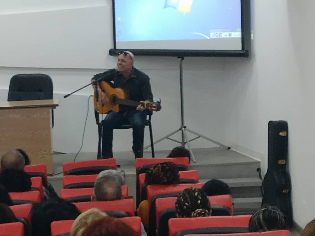 MINSAPCuba's tweet photo. Fueron estas certezas compartidas por @Berthica5  al presentar el documental "Martí Vive" con directivos, funcionarios, especialistas y trabajadores del Ministerio de Salud Pública de Cuba.

#CubaPorLaVida https://t.co/qbIE6guLx7