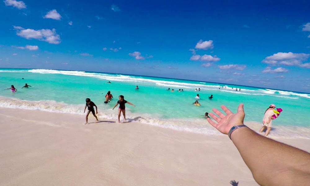 ComunidadQR's tweet photo. 🌊 #turismo  | #QuintanaRoo mantiene un 75 a 80% de ocupación de manera general en todos los destinos de Quintana Roo, el mayor turismo se concentró en connacionales, europeos y estadounidenses. En el primer semestre de este año se han resivido 10.5 millones de visitantes. https://t.co/Tg2hKaEPBn