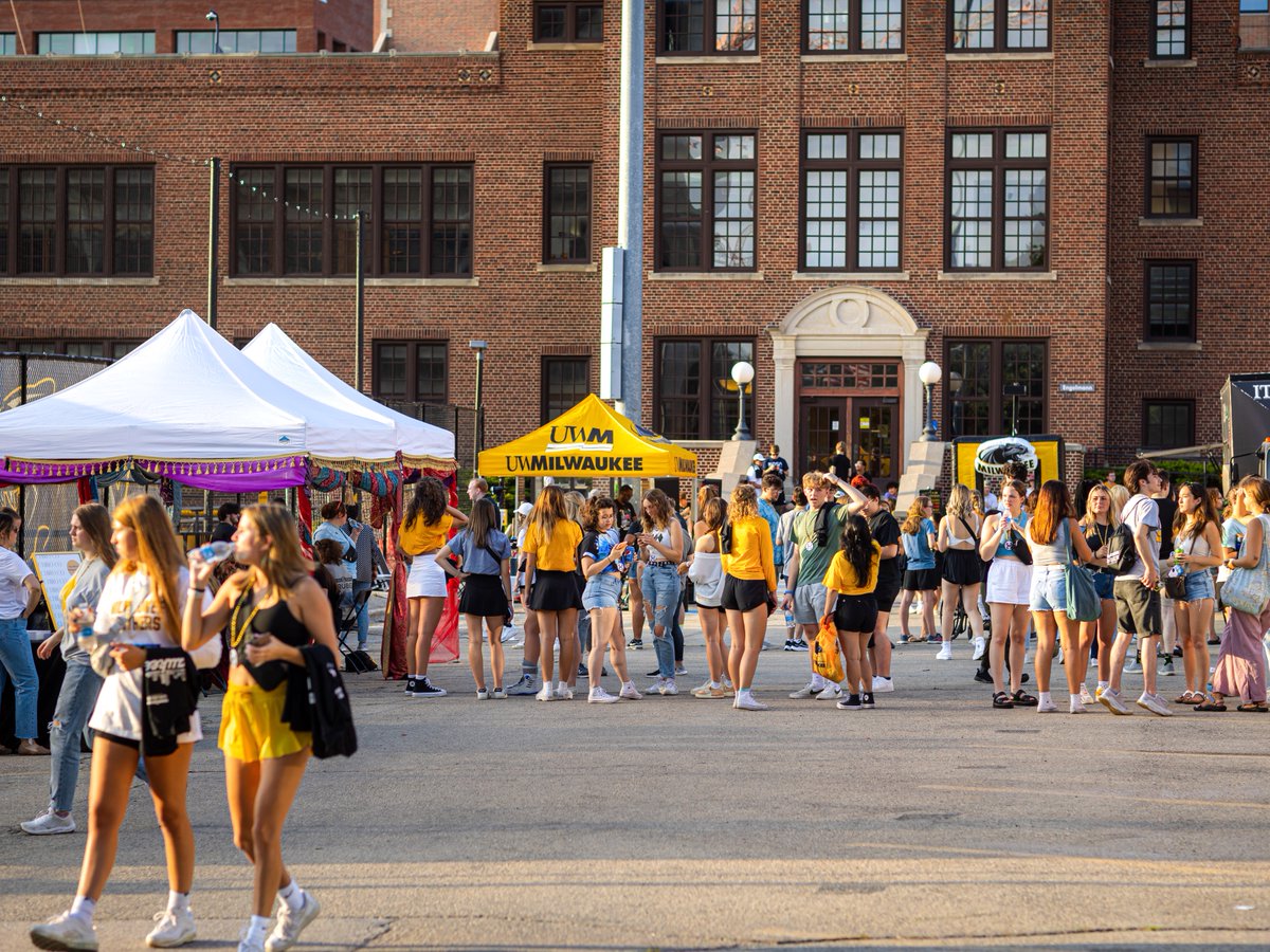 UWM's tweet photo. #UWMFallWelcome events start in just 13 days! Check out the calendar to see all of the events that you can attend to kick off the year! https://t.co/bAtjPVd1jm https://t.co/cChYbwQYoh