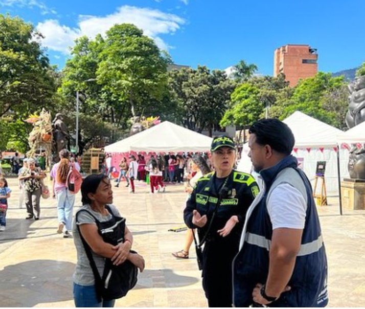 PoliciaMedellin's tweet photo. En el #ParqueBotero con nuestra oferta institucional realizamos acompañamiento a la ciudadanía, orientandolos y resolviendo inquietudes relacionadas con la seguridad.

#SeguridadEnElTerritorio
#DiosYPatria https://t.co/f3xemLBLp5