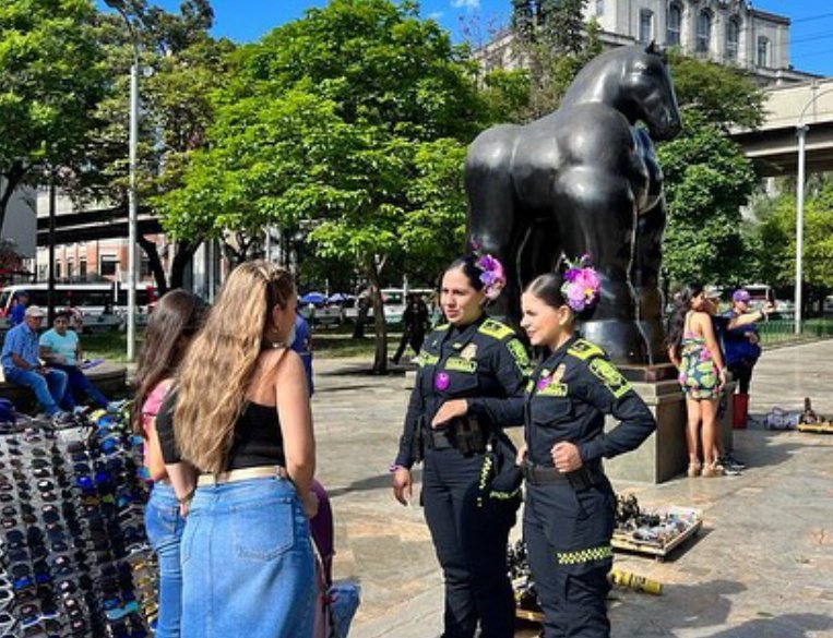 PoliciaMedellin's tweet photo. En el #ParqueBotero con nuestra oferta institucional realizamos acompañamiento a la ciudadanía, orientandolos y resolviendo inquietudes relacionadas con la seguridad.

#SeguridadEnElTerritorio
#DiosYPatria https://t.co/f3xemLBLp5