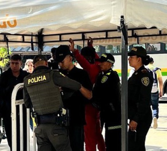 PoliciaMedellin's tweet photo. En el #ParqueBotero con nuestra oferta institucional realizamos acompañamiento a la ciudadanía, orientandolos y resolviendo inquietudes relacionadas con la seguridad.

#SeguridadEnElTerritorio
#DiosYPatria https://t.co/f3xemLBLp5