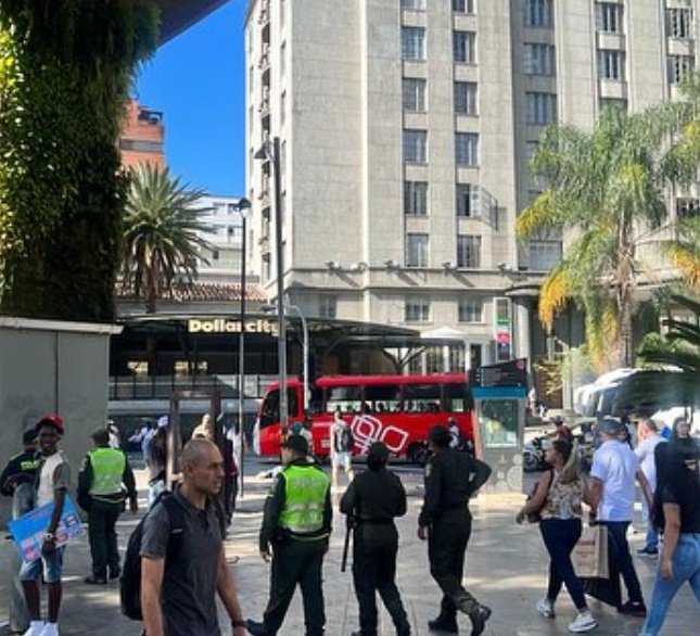 PoliciaMedellin's tweet photo. En el #ParqueBotero con nuestra oferta institucional realizamos acompañamiento a la ciudadanía, orientandolos y resolviendo inquietudes relacionadas con la seguridad.

#SeguridadEnElTerritorio
#DiosYPatria https://t.co/f3xemLBLp5