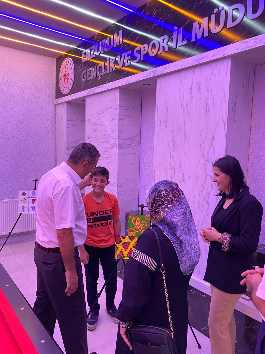 Merkezimizde bugün Resim Atölyemiz için tatlı bir Sergi heyecanı vardı. Gençlerimizin atölyemizde uzun uğraşlar neticesinde oluşturduğu eserler misafirlerimizin beğenisine sunuldu.