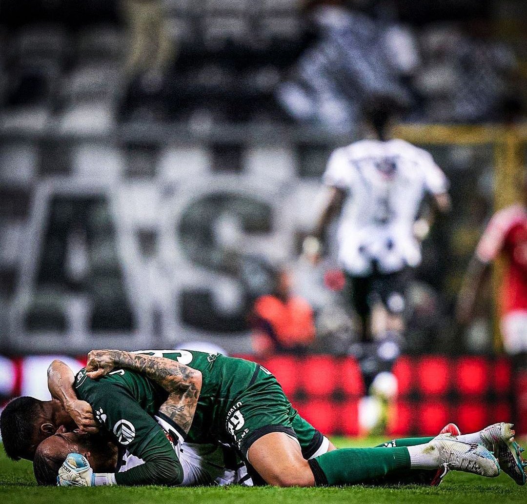 Havera melhor imagem do que esta, que consiga descrever o jogo de ontem 🤩🖤🏁