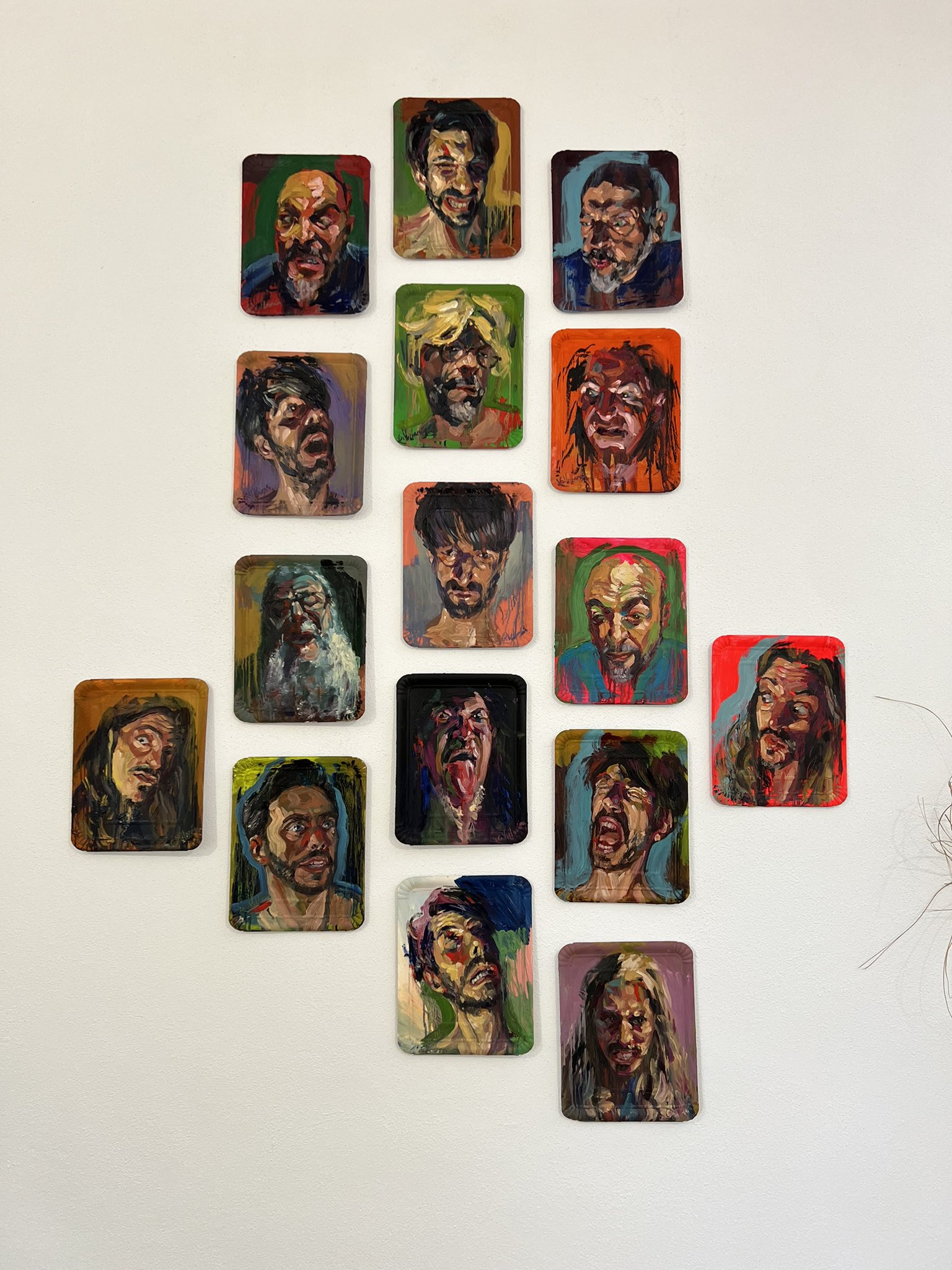  serie RETRATOS EN BANDEJA,  pinturas y foto de Antonio Garcia Villaran, acrílico y óleo sobre bandejas de cartón, de su pagina de la red X (twitter)