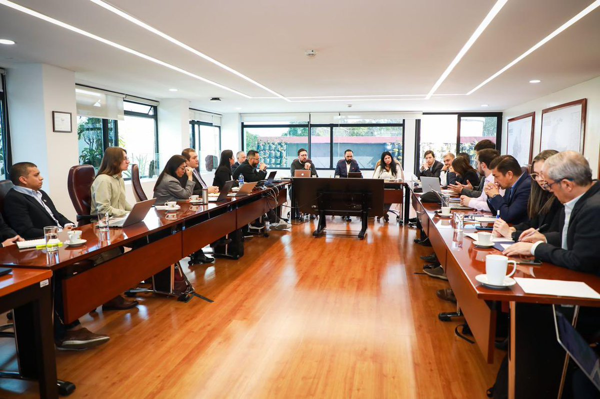 andrescamachom_'s tweet photo. Sostuvimos una importante reunión con las empresas de energía Geselca y Gensa, junto a @DNP_Colombia y @MinHacienda, para avanzar en el desarrollo de la #TransiciónEnergéticaJusta y el fortalecimiento de las empresas del sector. https://t.co/H5fUWOYcQV