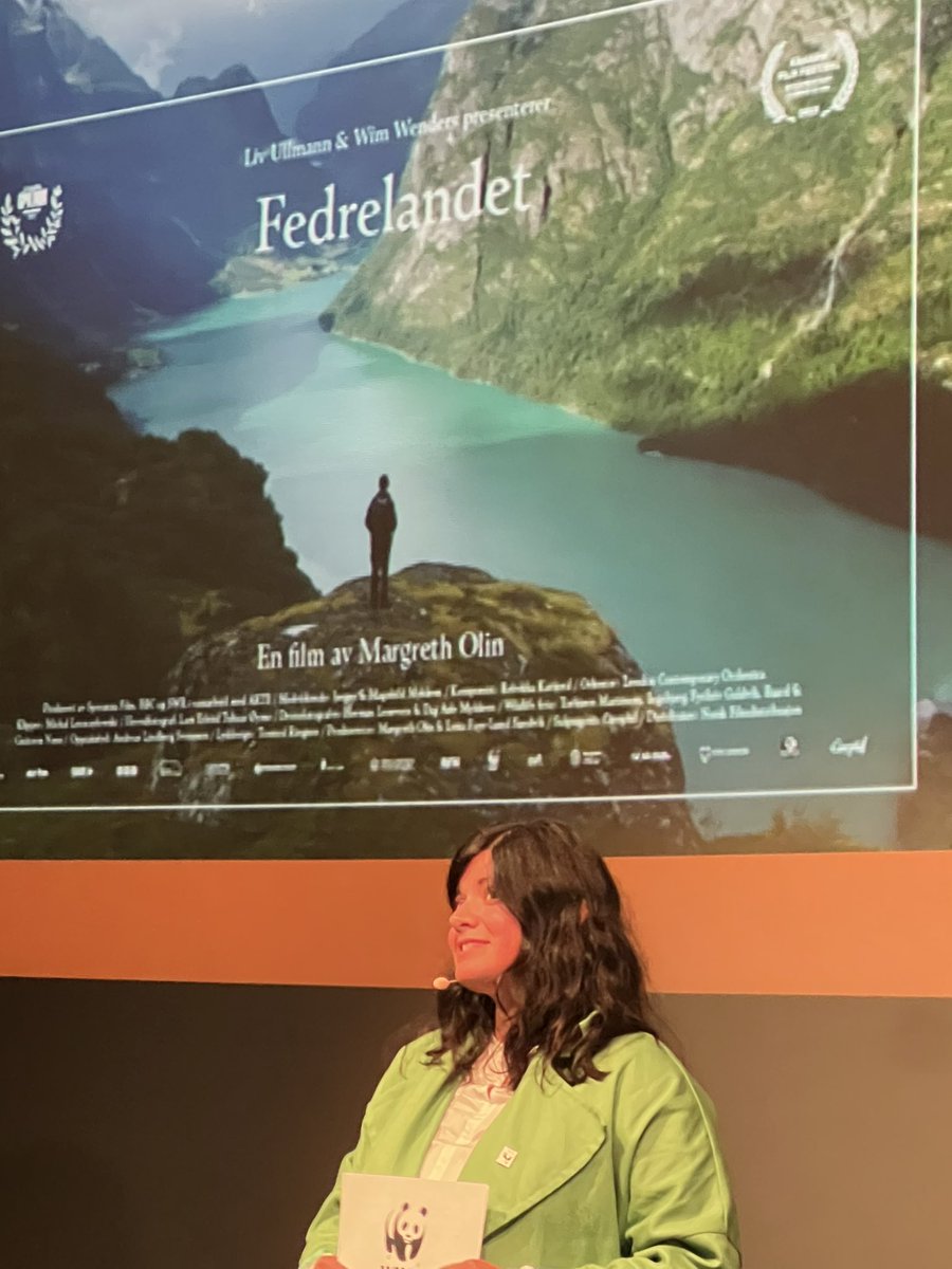 Visning av Margreth Olins naturdokumentar Fedrelandret - en hyllest til naturen. Intro av @Karoline_Andaur som på vegne av WWF, DNT og NF takker Olin for invitasjonen til samarbeid, og for å ha laget en nydelig film til ettertanke #arendalsuka2023 #mernatur