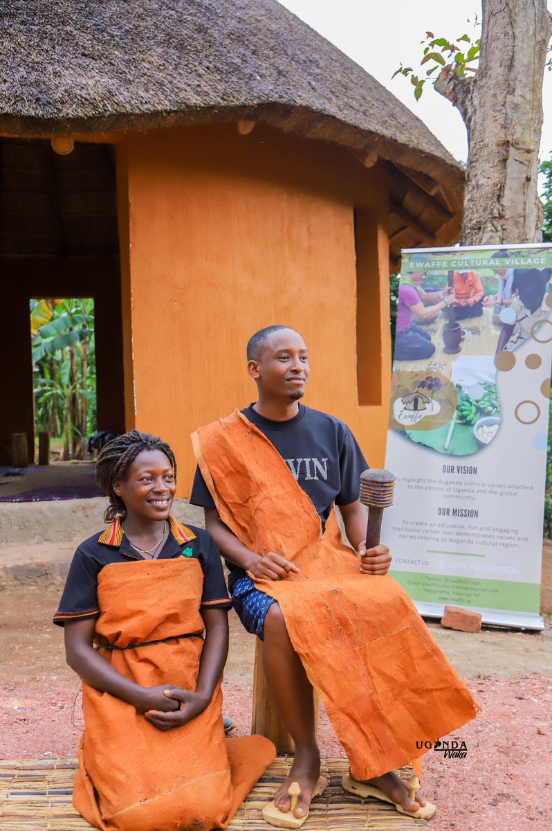 UgandaWaka's tweet photo. Ugandan bark cloth, #Lubugo, is a complex and unique material. It is the main cultural product of the Buganda people, its name translates to ‘funeral cloth’ or ‘shroud’, not only used for burying the dead: it is also used in ceremonies; as clothing, bedding etc.

#Ugandawaka https://t.co/uRndRS6joE