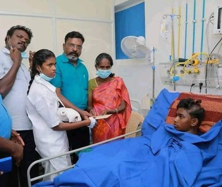thirumaofficial's tweet photo. திருநெல்வேலி அரசு மருத்துவமனையில் சிகிச்சை பெற்று வரும் மாணவன் சின்னத்துரை அவர்களை நேரில் சந்தித்து ஆறுதல்  கூறி சிகிச்சைக்கு நிதியாக ரூபாய் 25 ஆயிரம் வழங்கினேன்.

#நாங்குநேரி_சாதியவன்கொடுமை https://t.co/kL7piBxUXL