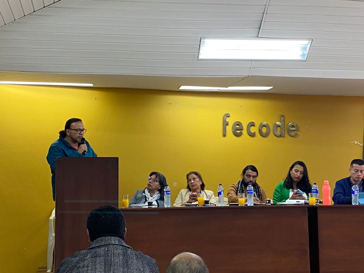 Sindodic's tweet photo. Intervención @feramos60 por @sindodic asamblea @cutcolombia política, proyección, representación de la organización en defensa de la educación pública estatal y los Directivos Docentes y Orientadores del país. https://t.co/KntLAKcQuO