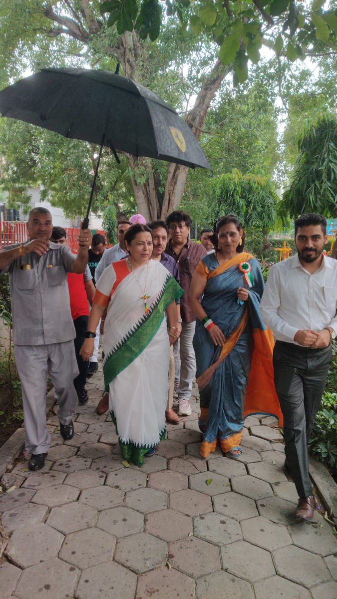 Independence Day celebration under #MeriMaati_MeraDesh Campaign included Flag Hoisting, felicitation of family of Veers, Vasudha Vandan by tree plantation, Silaphalkam with Hon’ble MoS @M_Lekhi with DC/KBZ,MCD installation in Ward No. 86(EPN) #AzaadiKaAmritMahotsav #AmritKaal