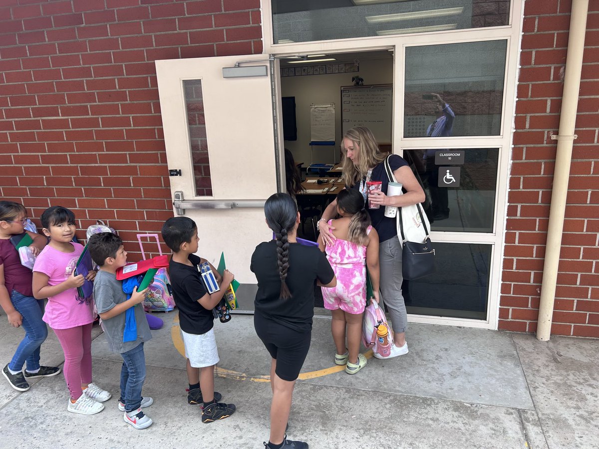 berry_bears1's tweet image. Not even the crazy traffic today could stop Ms. Guinther from doing her daily “HHH” greeting! Hug, High Five, or Handshake!” She didn’t even put down her bags yet! 🤣❤️💪🏻 #levelupSBUSD
#letsbecurious #lovefirstteachsecond 
@SBUSD_NEWS @ProsapioJ