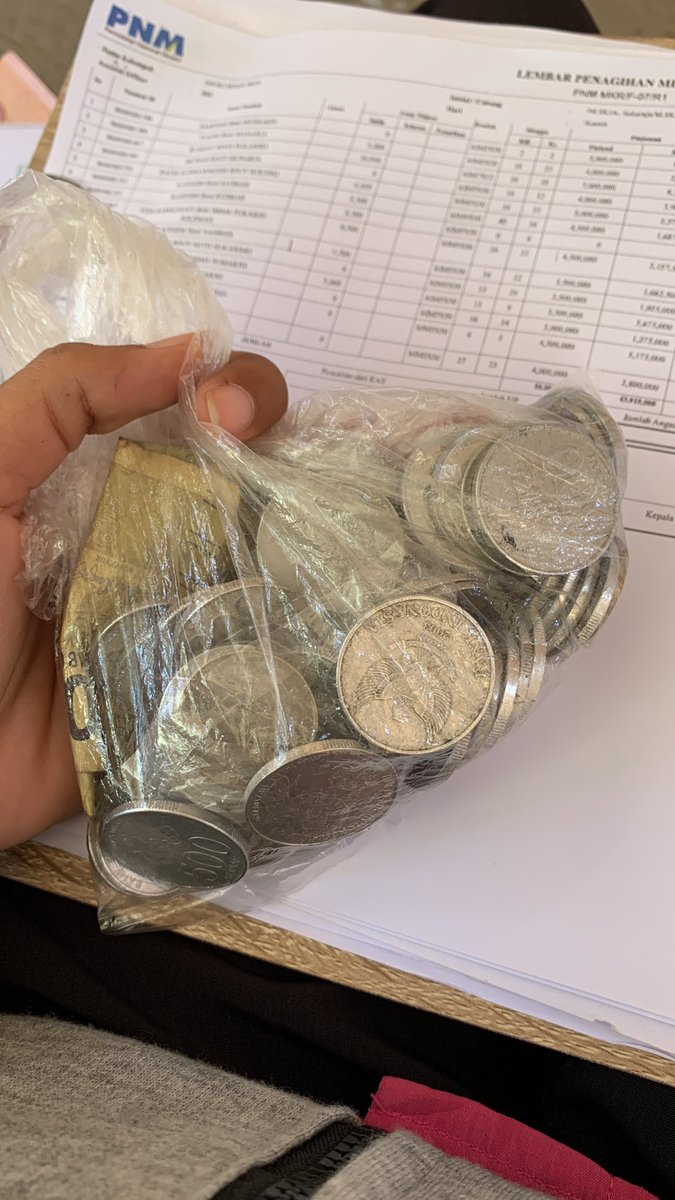 Emyyn3's tweet photo. Idup lg cape”nya malah dpt duit angsuran receh 100k dr nasabah😭 https://t.co/37Jv60suNU