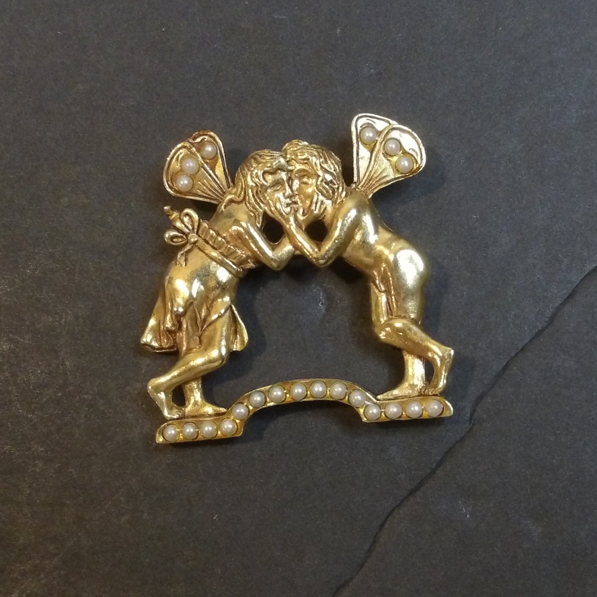 cottagebird's tweet photo. 1990s Naked Kissing Fairies Pin Goldtone Faux Pearl Brooch from #Smithsonian Museum shop #vintagefairies #vintagebrooch #vintagejewelry –– less than $25, with free shipping! Click now to make it yours https://t.co/xs9sIC7iGF from @cottagebird via #etsy https://t.co/9SrfkCdq35