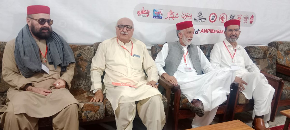 ali_tekadar's tweet photo. باچاخان مرکز پشاور میں عوامی نیشنل پارٹی خیبرپختونخوا صوبائی مجلس عاملہ اجلاس کے موقع پر ۔عوامی نیشنل پارٹی کے نامزد امیدوار صوبائی اسمبلی PK9محمد ظاہر شاہ خان رور جان ,پارٹی رہنماؤں کے ساتھ https://t.co/115FB3WEjV