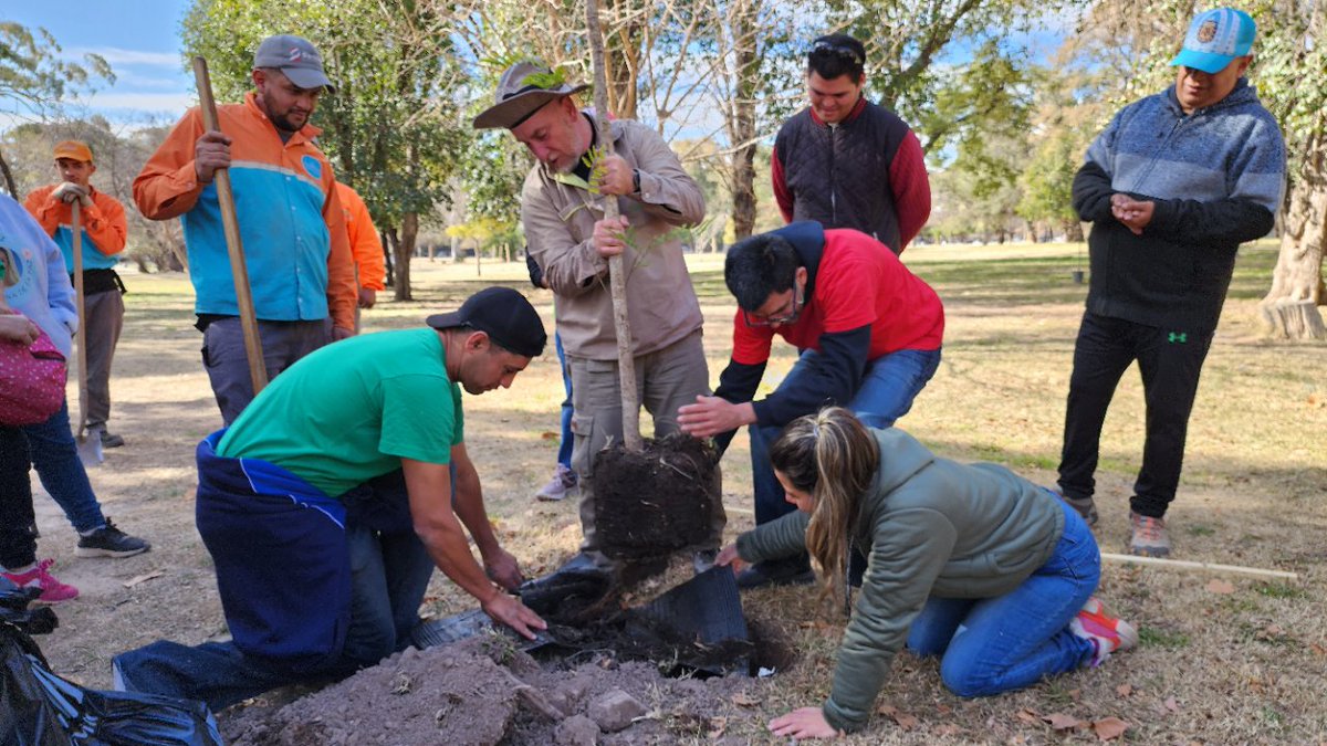 energiayamb_mza's tweet photo. En el Día Provincial del Árbol, continuamos con el Plan de Forestación en el Parque General San Martín. En esta oportunidad se sumó la Fundación Carmela Fassi a la plantación de forestales. https://t.co/eIcLIxV1L3